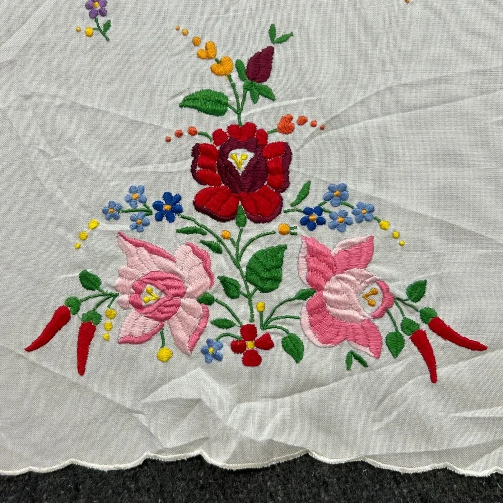 VTG Floral Embroidered Table Runner White Scalloped Folk Art Boho Cottagecore